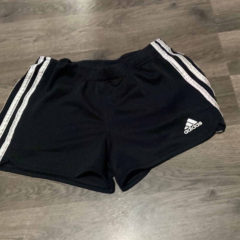 Regular fit. Elastic waistband with internal drawcord. 100% recycled polyester.